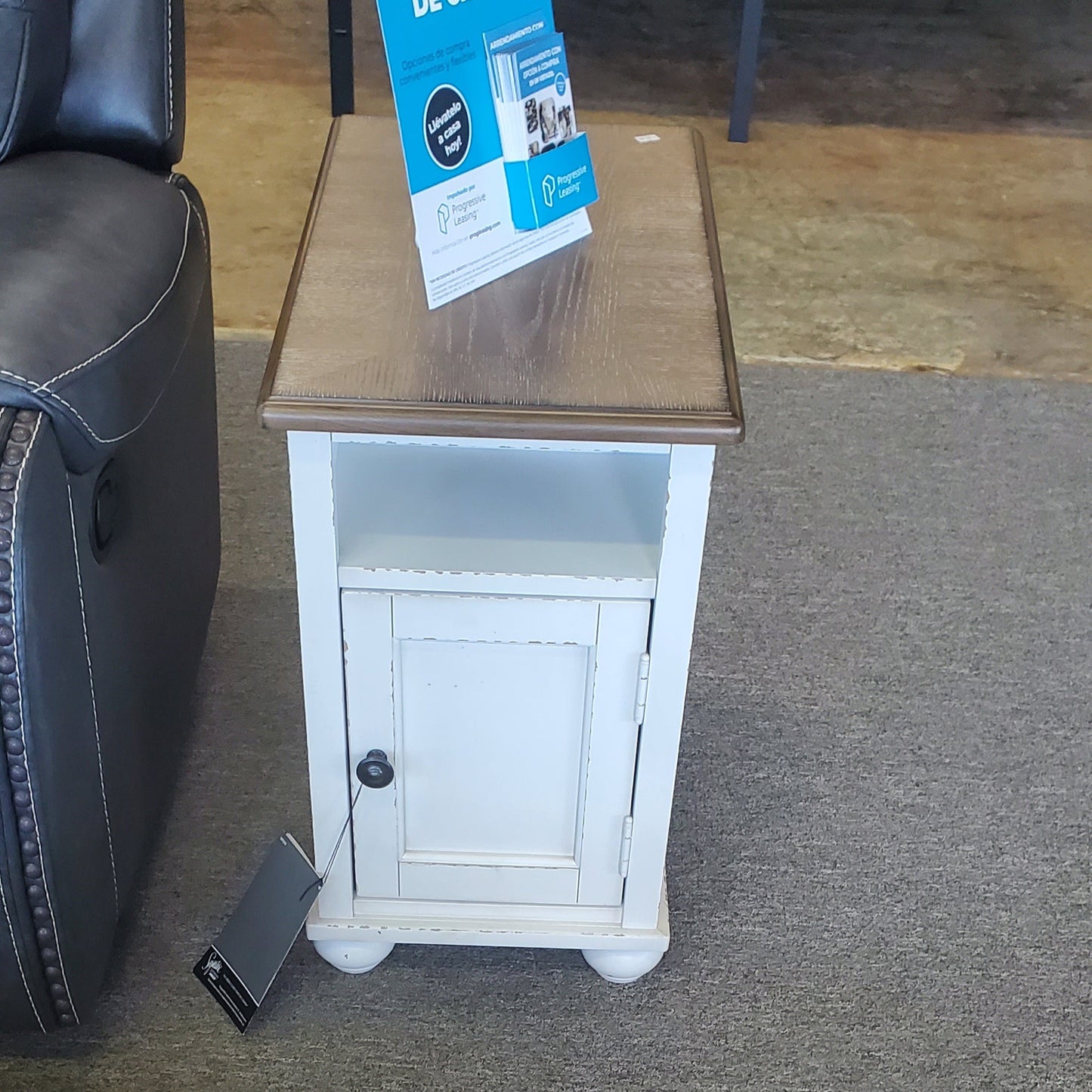 Realyn living room furniture